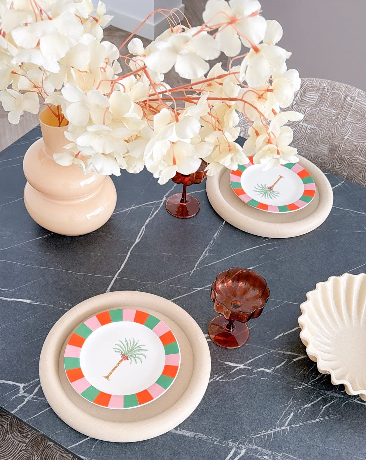 Gedekte eettafel met bloemen, gestyled door Stijlvol Verkocht