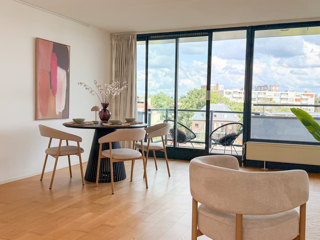 Woon- en eethoek in een appartement in Leiden, ingericht met onze eigen collectie