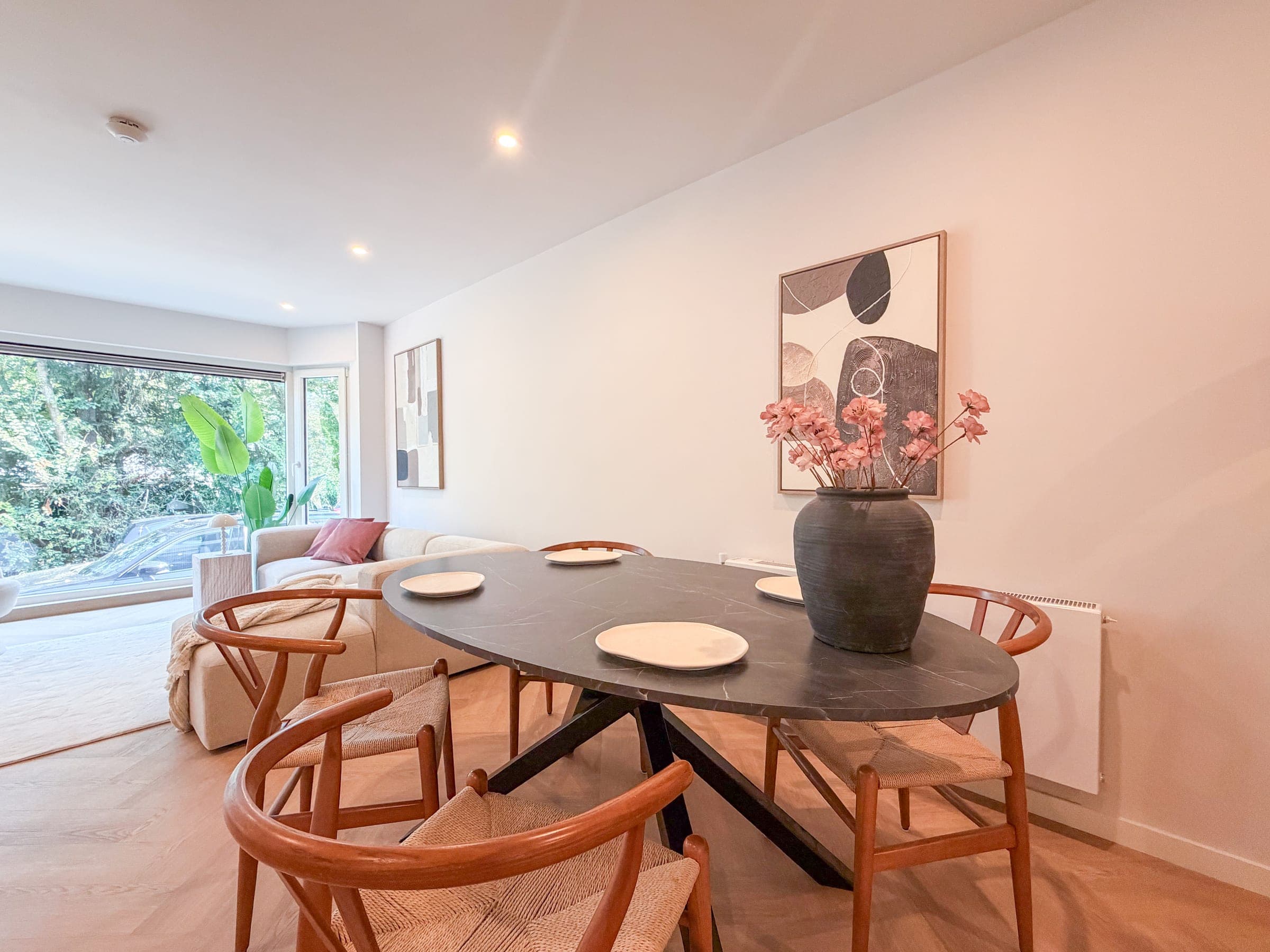 Eethoek met erker in een appartement in Rotterdam, gestyled door Stijlvol Verkocht