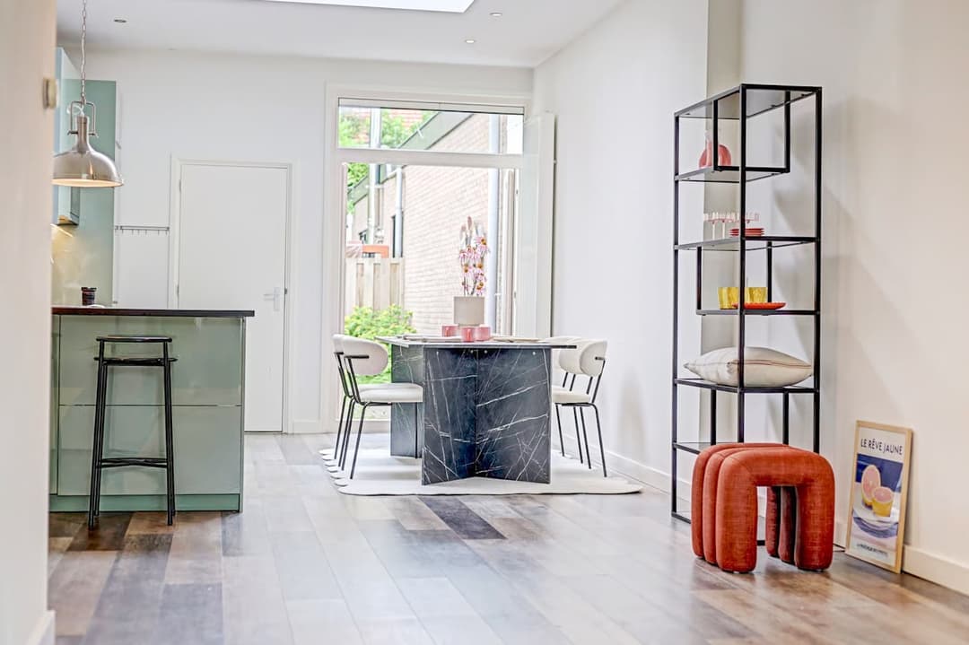 De eethoek van een appartement in Oegstgeest, ingericht met onze eigen collectie