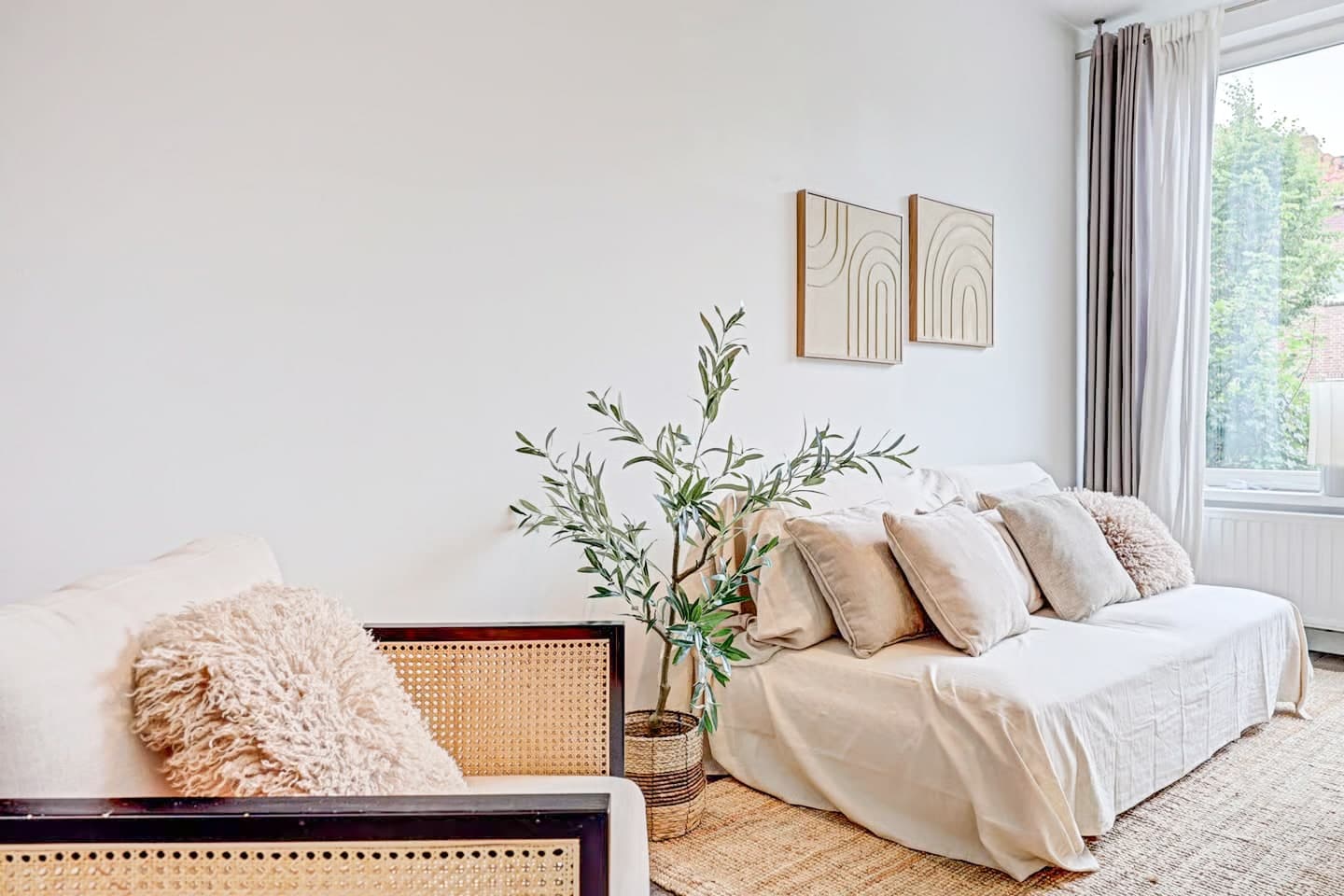 Woonkamer van een appartement in Oegstgeest, gestyled door Stijlvol Verkocht