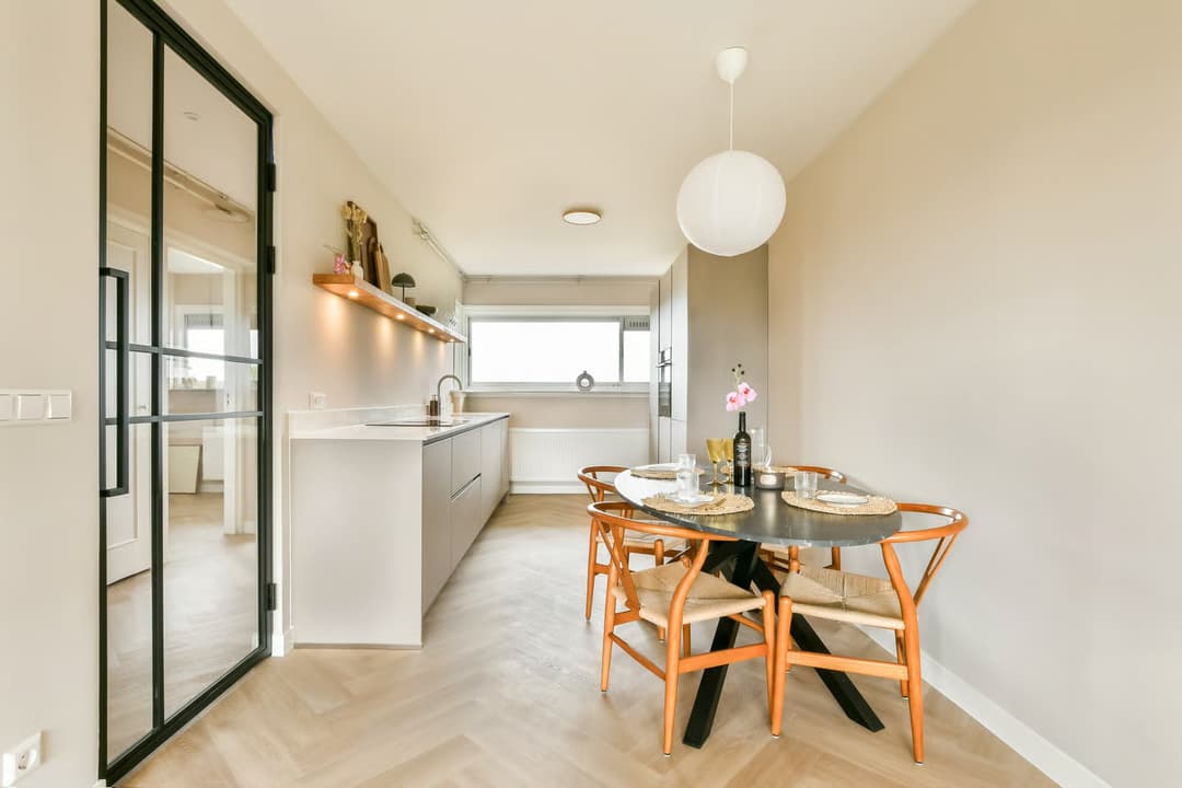 De eethoek van een gerenoveerd appartement in Leiden, ingericht met onze eigen collectie