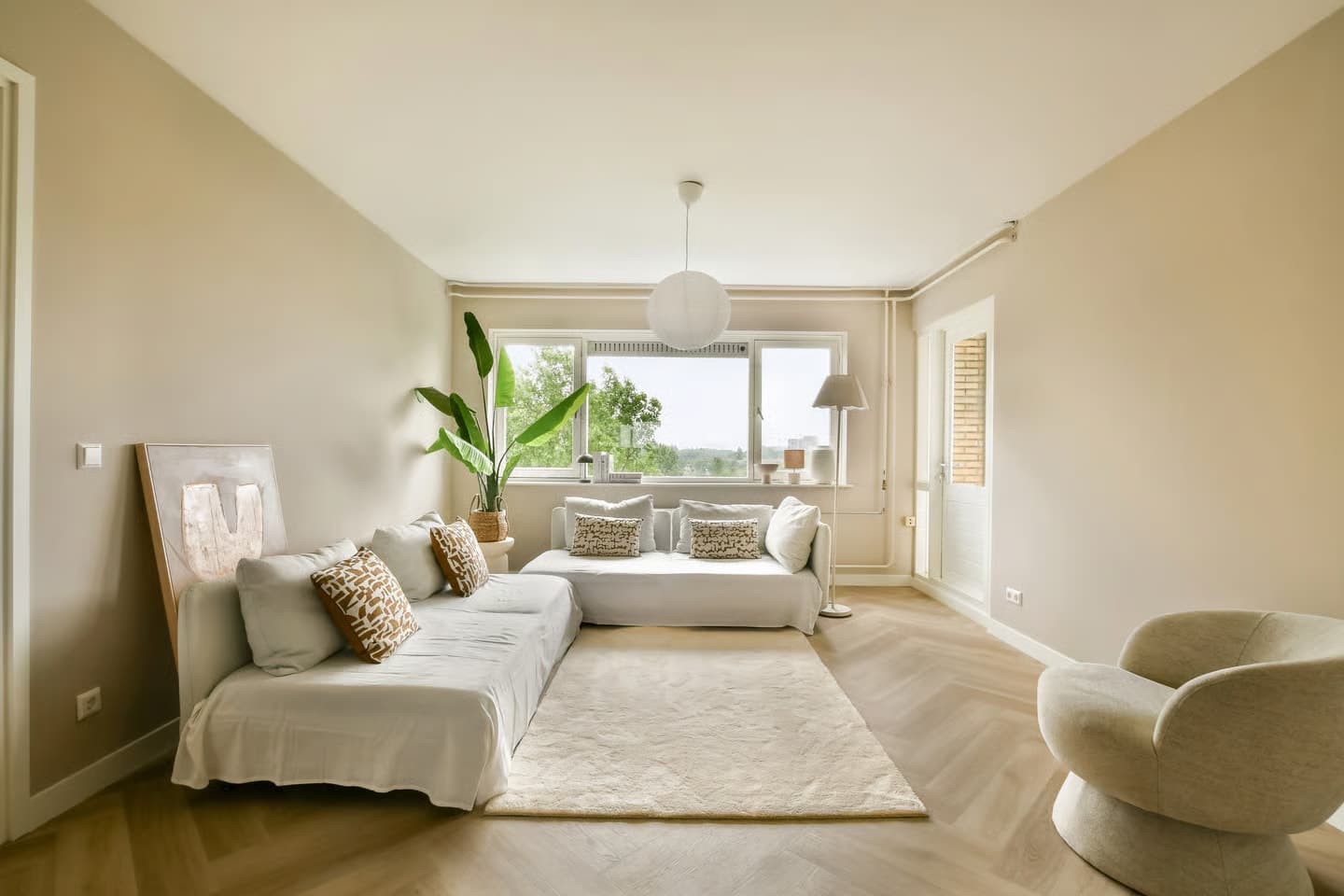 Woonkamer van een gerenoveerd appartement in Leiden, gestyled door Stijlvol Verkocht